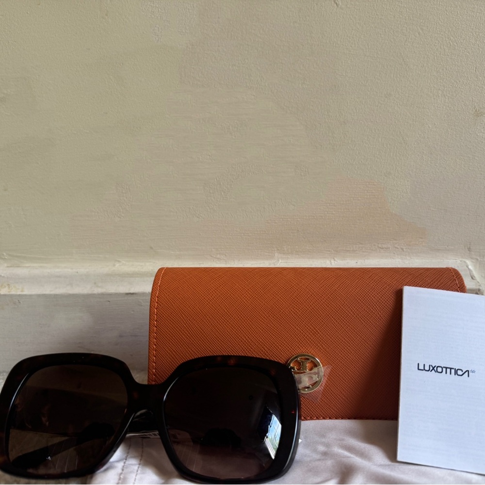 Tory Burch Sunglasses in Dark Tortoise